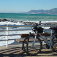 E’ uno dei tracciati liguri di ponente che costeggia le migliori spiagge del periodo invernale (San Remo, Ospedaletti e Bordighiera) e che risalendo la valle del torrente Nervia, con una […]